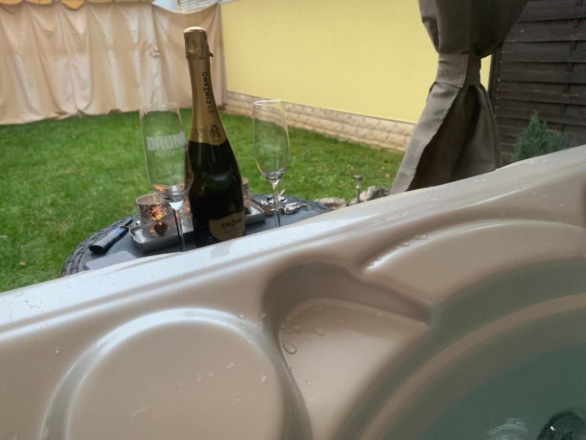Gunarasi Villa Jacuzzival Dombovar Exterior foto